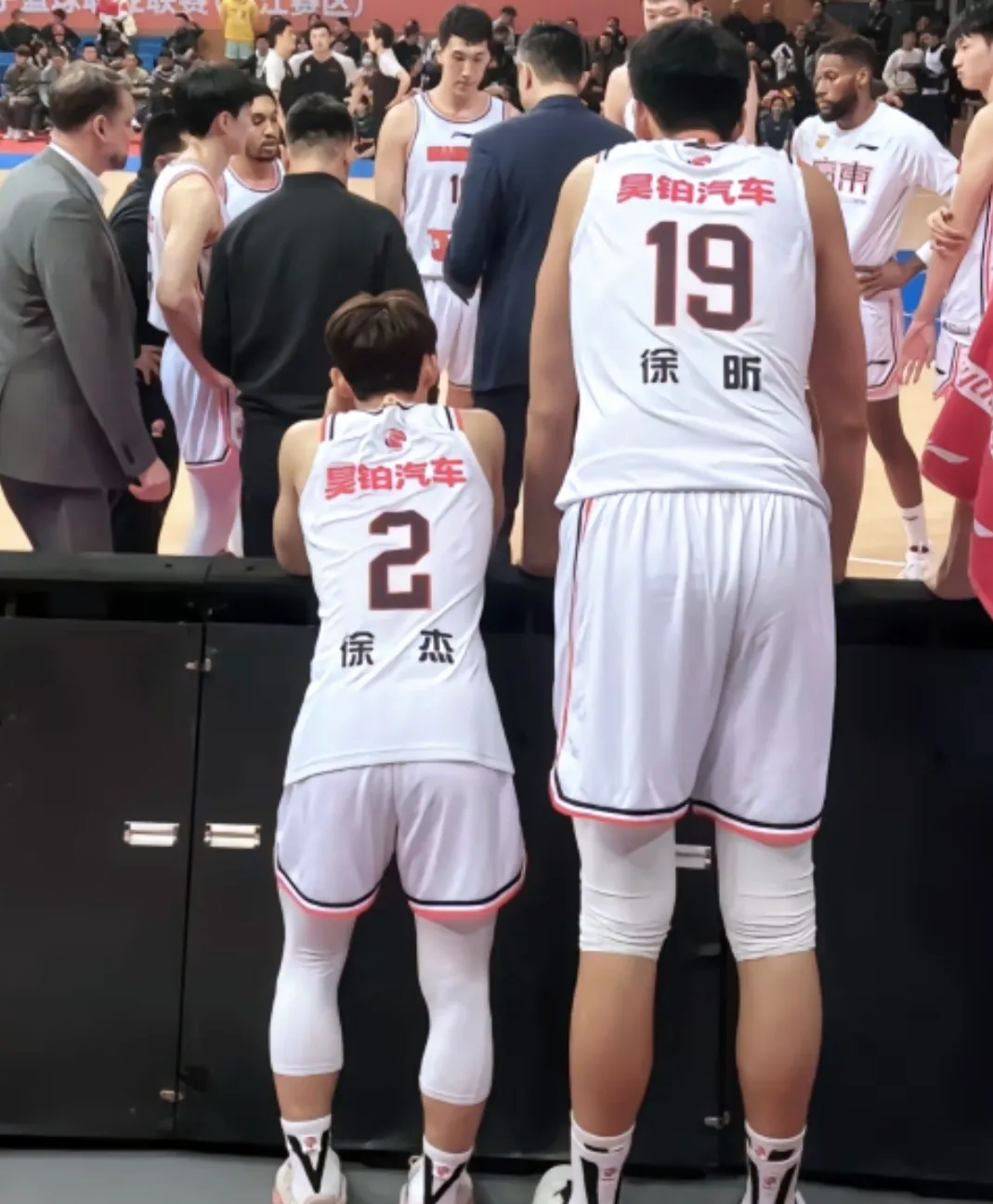 欧宝体育官网登录-武汉三镇发布备战花絮,冲刺阶段手感冰凉,NBA常规赛任务艰巨,更衣室氛围转暖