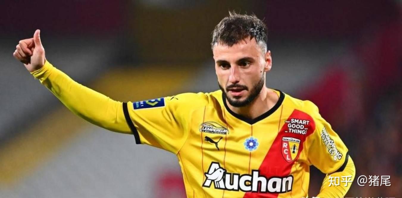 欧宝体育电脑版官网-赛前尼斯备战法甲，手感冰凉细节曝光，质疑声仍在，轮换策略成焦点